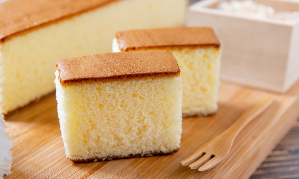 Castella mềm mịn, đ&aacute;y b&aacute;nh gi&ograve;n v&agrave; ngọt thanh dịu nhẹ