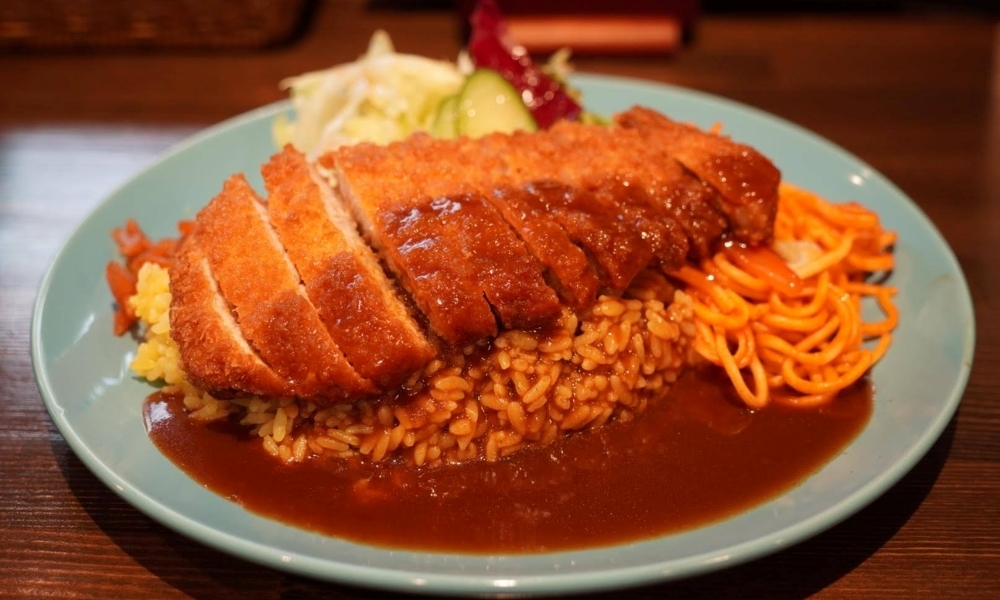 Toruko Rice l&agrave; m&oacute;n ăn kết hợp giữa cơm, m&igrave; &Yacute; v&agrave; thịt chi&ecirc;n&nbsp;