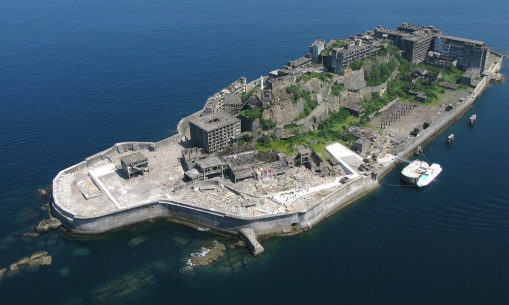 Đảo Hashima hoang t&agrave;n mang h&igrave;nh d&aacute;ng chiến hạm giữa biển khơi