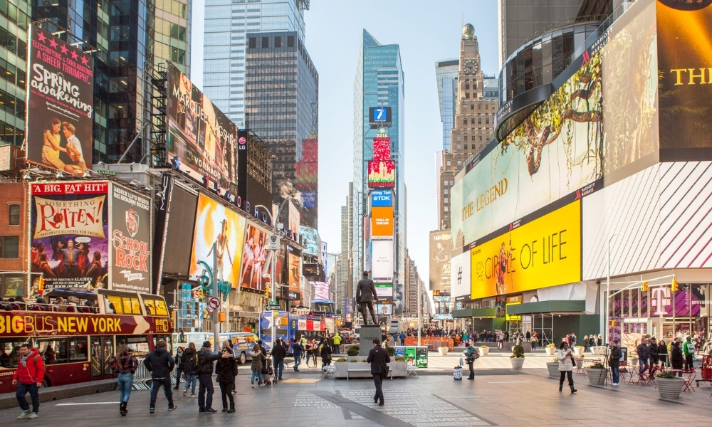 Times Square rực rỡ ánh đèn và tấp nập F168 và liên minh okvip lễ ký kết hợp tác chiến lược suốt ngày đêm