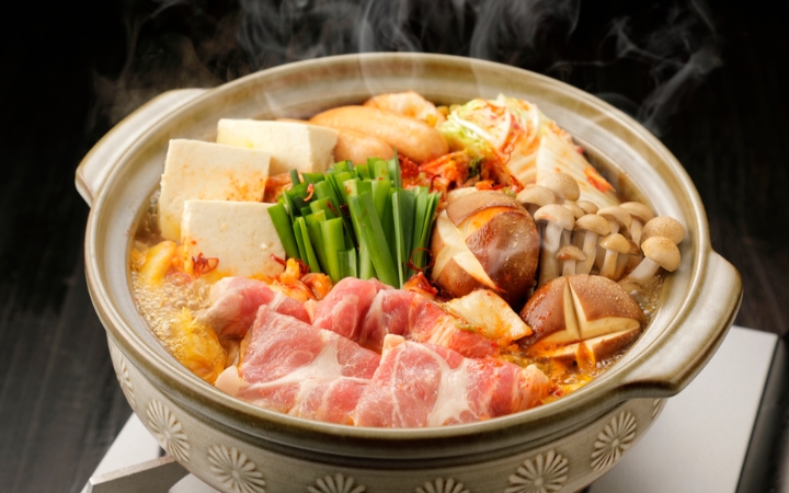 Một nồi lẩu Nabemono n&oacute;ng hổi với nhiều nguy&ecirc;n liệu tươi ngon