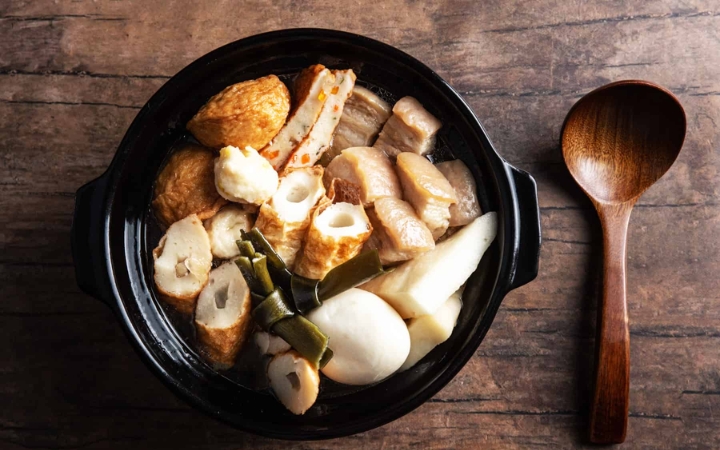 C&aacute;c nguy&ecirc;n liệu phong ph&uacute; trong một nồi Oden n&oacute;ng hổi