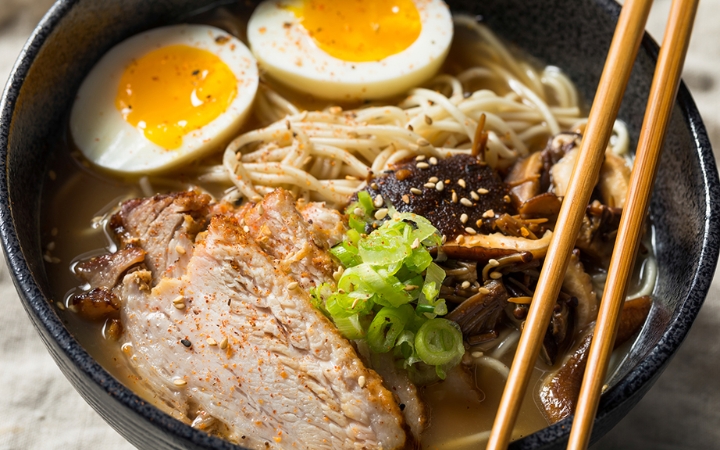 Thưởng thức t&ocirc; m&igrave; ramen n&oacute;ng hổi, đậm đ&agrave; hương vị &ndash; m&oacute;n ăn ho&agrave;n hảo để sưởi ấm giữa m&ugrave;a đ&ocirc;ng Quatangf168 tải ứng dụng