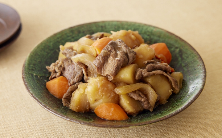 Đĩa Nikujaga với khoai t&acirc;y mềm tan v&agrave; thịt b&ograve; đậm đ&agrave;