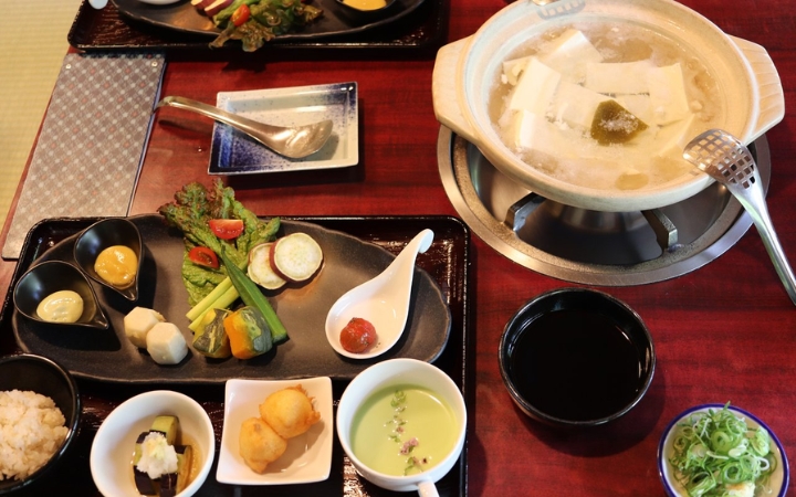 Lẩu Yudofu với những miếng đậu phụ n&oacute;ng hổi, mềm mịn