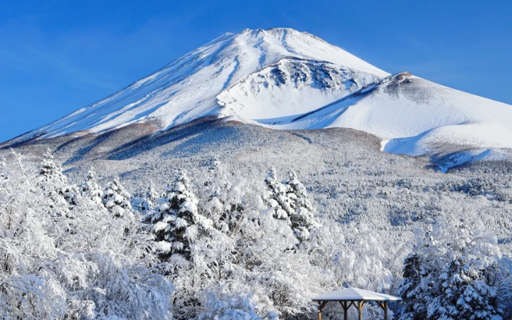 &nbsp;N&uacute;i Ph&uacute; Sĩ h&ugrave;ng vĩ phủ tuyết trắng, tạo n&ecirc;n khung cảnh m&ugrave;a đ&ocirc;ng đầy thơ mộng v&agrave; tr&aacute;ng lệ