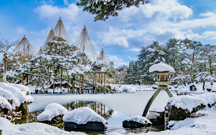 C&ocirc;ng vi&ecirc;n Kenrokuen tĩnh lặng, phủ đầy tuyết v&agrave;o m&ugrave;a đ&ocirc;ng