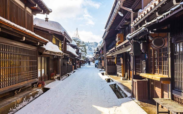 Khung cảnh phố cổ Takayama v&agrave;o m&ugrave;a đ&ocirc;ng, với những ng&ocirc;i nh&agrave; gỗ truyền thống phủ đầy tuyết trắng