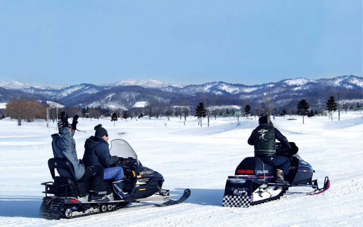 Du kh&aacute;ch trải nghiệm l&aacute;i xe trượt tuyết tại Bibai Snow Land giữa khung cảnh m&ugrave;a đ&ocirc;ng tuyệt đẹp