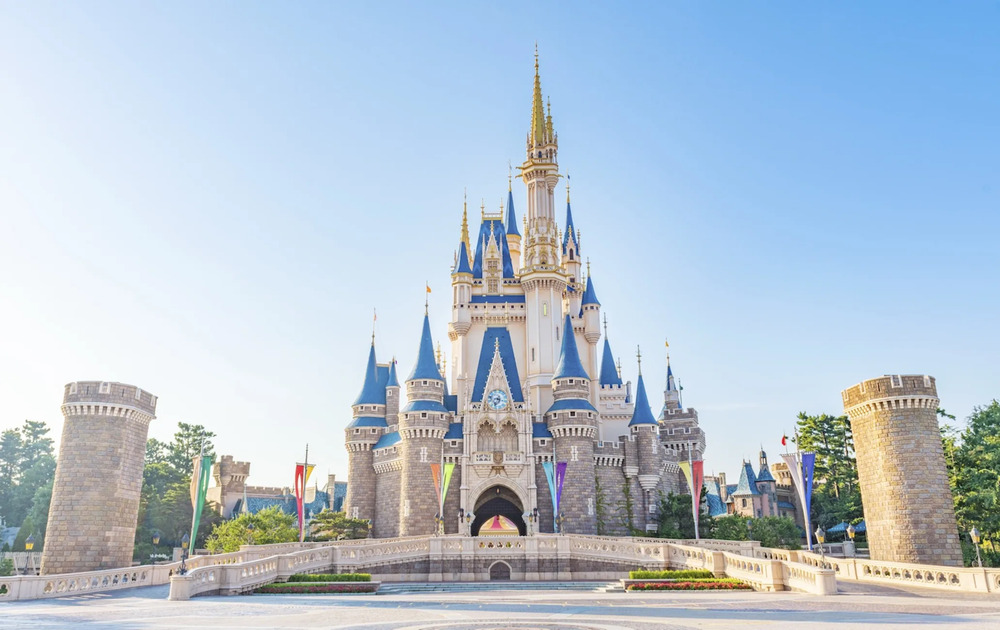 L&acirc;u đ&agrave;i Cinderella lộng lẫy &ndash; biểu tượng huyền thoại của Tokyo Disneyland, nổi bật dưới nắng h&egrave; rực rỡ