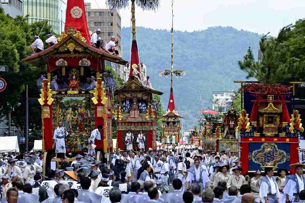 Đo&agrave;n rước kiệu Yamaboko đầy m&agrave;u sắc trong lễ hội Gion Matsuri
