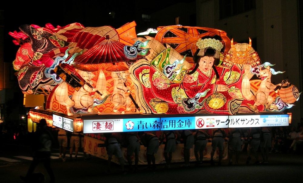 Chiếc đ&egrave;n lồng Nebuta khổng lồ v&agrave; rực rỡ trong lễ hội Aomori