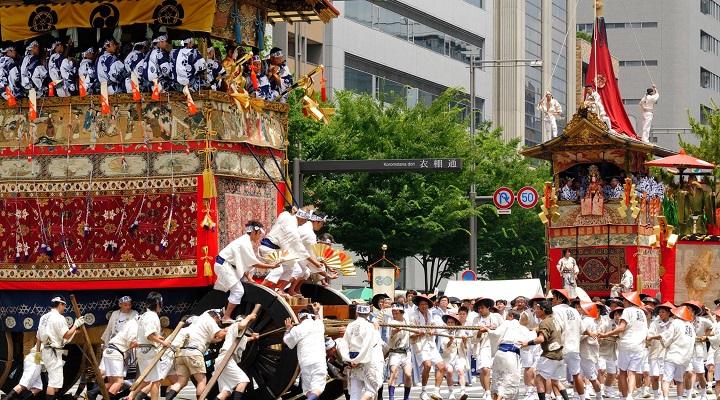 Lễ hội Gion ở Kyoto v&agrave;o m&ugrave;a h&egrave; nổi bật với những cỗ kiệu diễu h&agrave;nh