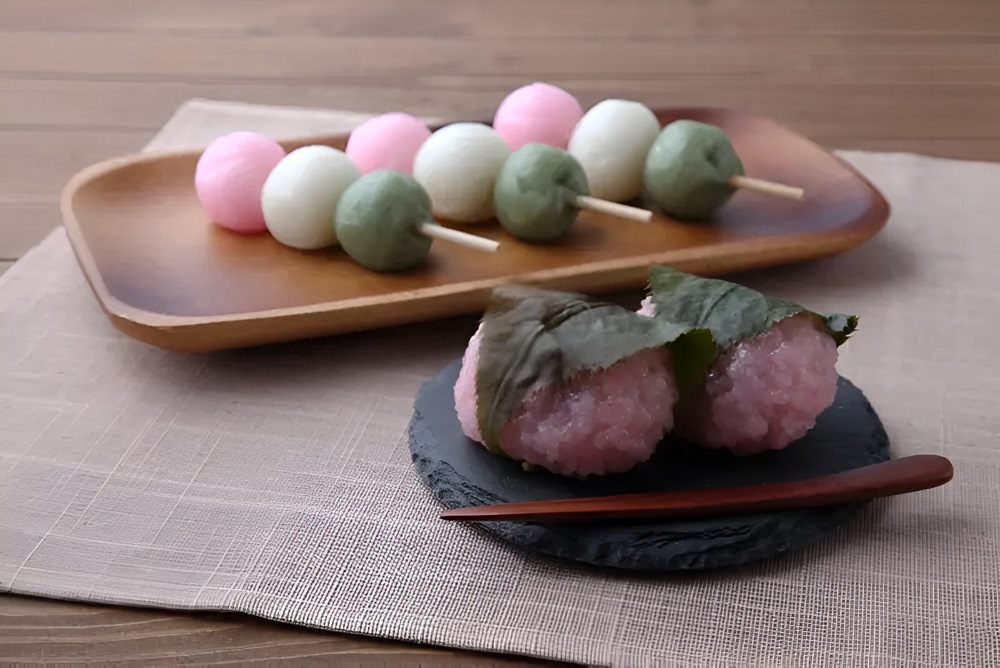 Bánh gạo hoa anh đào và Sanshoku Dango mang hương vị đặc trưng gắn liền với tinh thần của lễ hội