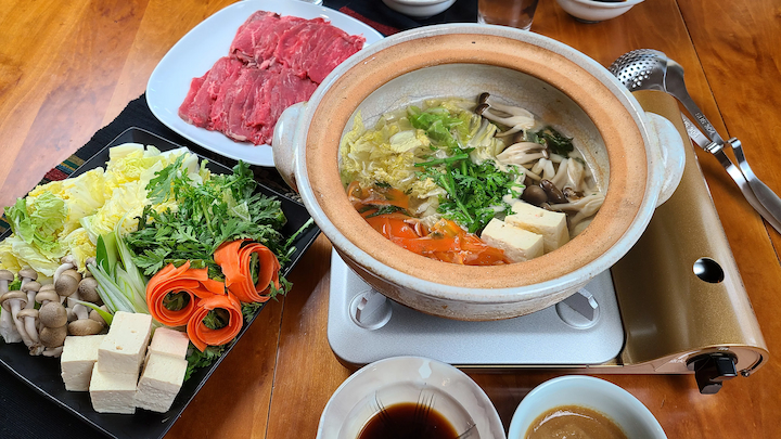 Shabu shabu với nguyên liệu chính là thịt bò thái mỏng nhúng nước lẩu dashi cá bào