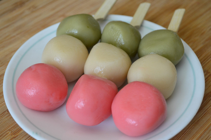 Bánh gạo Hanami dango được xiên vào que, với các màu sắc bắt mắt