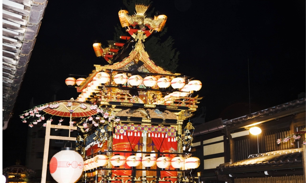 Nhiều lễ hội của Nhật đều c&oacute; điểm nhấn l&agrave; những chiếc kiệu cầu kỳ