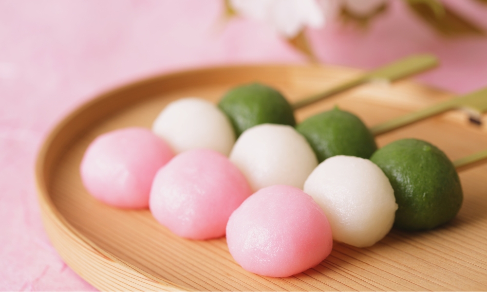 B&aacute;nh tr&ocirc;i xi&ecirc;n l&agrave; m&oacute;n ăn quen thuộc trong c&aacute;c dịp Hanami