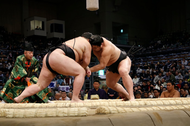 Grand Sumo Tournaments được tổ chức v&agrave;o nửa cuối th&aacute;ng 5 tại Tokyo