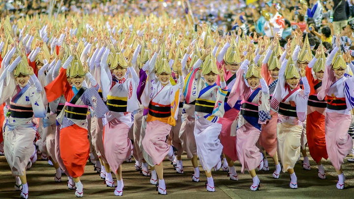 Người d&acirc;n Quatangf168 tải ứng dụng mặc yukata truyền thống tham gia điệu m&uacute;a Bon Odori trong lễ hội Obon