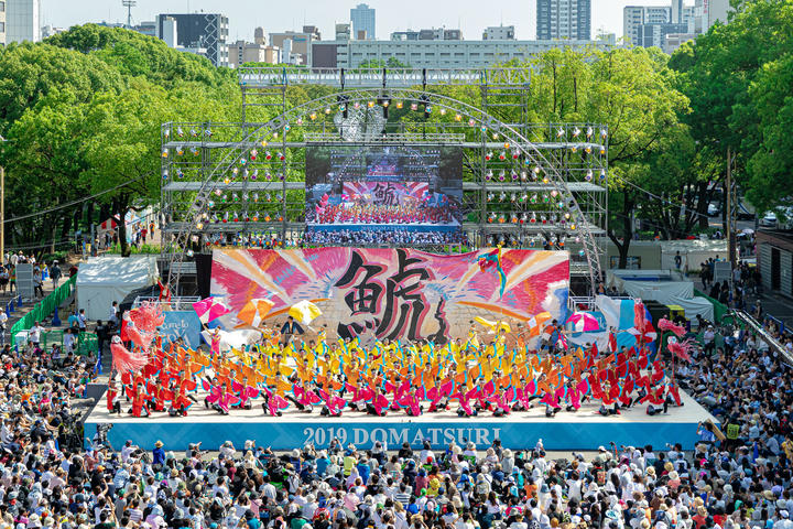 Một đội m&uacute;a tr&igrave;nh diễn tại lễ hội Domannaka Matsuri ở Nagoya.