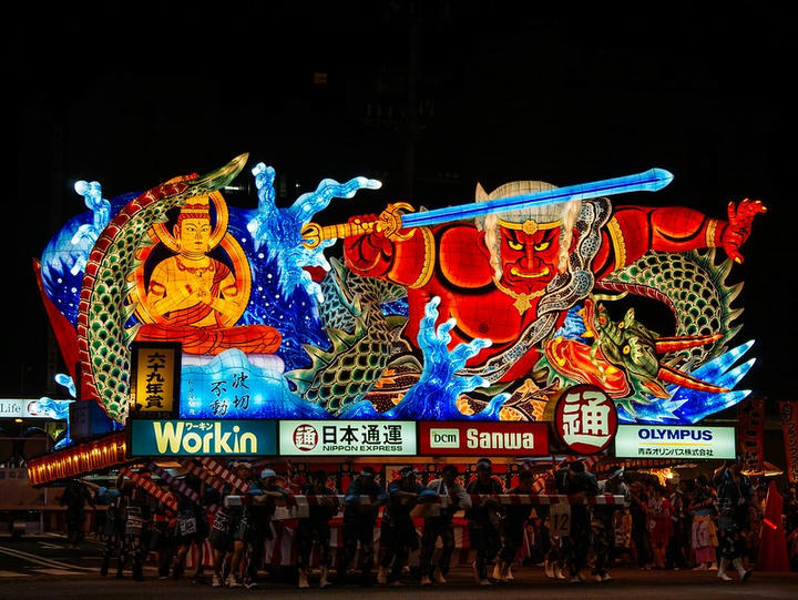 Xe diễu h&agrave;nh Nebuta khổng lồ được thắp s&aacute;ng trong lễ hội Nebuta Matsuri tại Aomori.