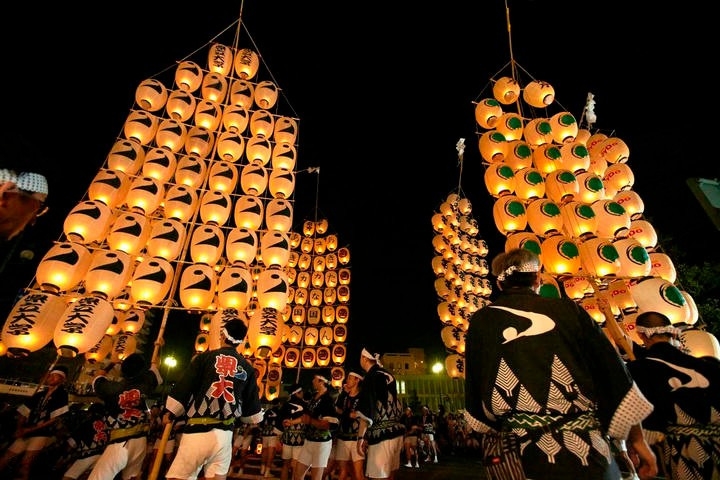 Nghệ nh&acirc;n tr&igrave;nh diễn c&acirc;n bằng c&acirc;y cờ đ&egrave;n lồng trong lễ hội Kanto Matsuri, Akita