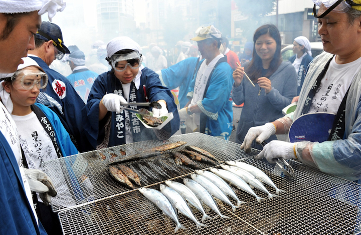 Cá thu đao được nướng trực tiếp và phục vụ thực khách trong lễ hội
