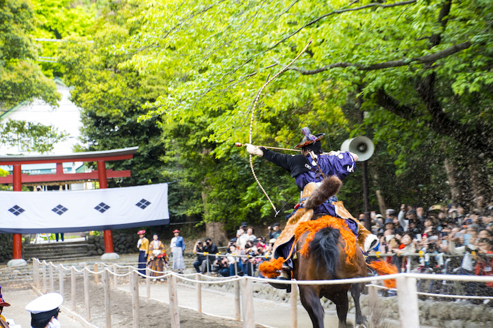 Cung thủ mặc trang phục cổ truyền biểu diễn kỹ thuật bắn cung Yabusame ngay trên lưng ngựa