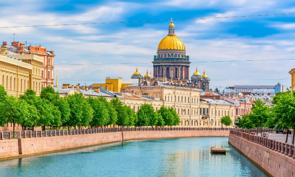 Nh&agrave; thờ Th&aacute;nh Isaac soi b&oacute;ng xuống d&ograve;ng s&ocirc;ng Neva giữa l&ograve;ng Saint Petersburg