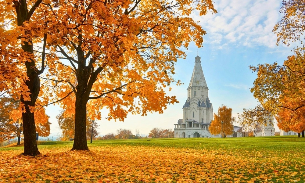 Khung cảnh m&ugrave;a thu rực rỡ tại Kolomenskoye khi những t&aacute;n l&aacute; v&agrave;ng &ocirc;m trọn Nh&agrave; thờ cổ k&iacute;nh giữa l&ograve;ng Moscow