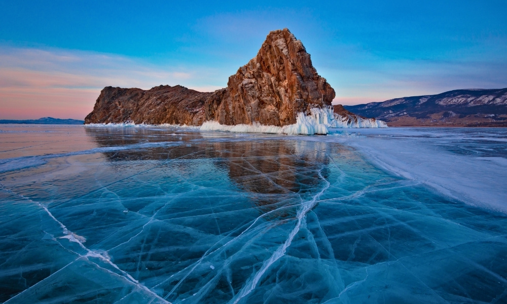 Hồ Baikal v&agrave;o m&ugrave;a đ&ocirc;ng đ&oacute;ng băng trong suốt như pha l&ecirc;