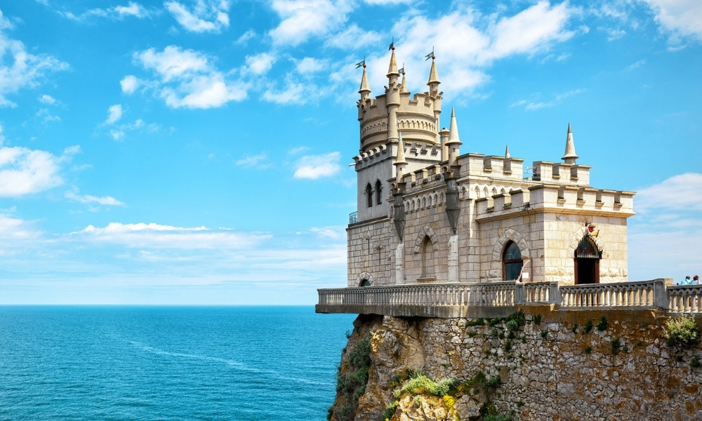 L&acirc;u đ&agrave;i Swallow&rsquo;s Nest với kiến tr&uacute;c cổ nằm tr&ecirc;n v&aacute;ch đ&aacute; ven Biển Đen