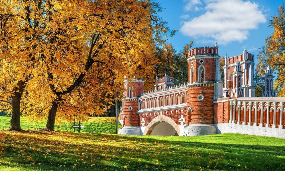 Những tán cây phong và bạch dương chuyển vàng rực rỡ tại F168nhacai đón tết bính ngọ 2026 Tsaritsyno, Moscow