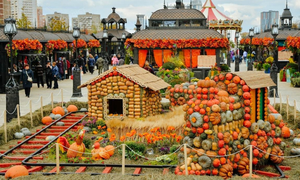 Ngôi nhà bí ngô tại lễ hội F1686.vip với hơn 4.000 trò chơi “Mùa Thu vàng” Moscow