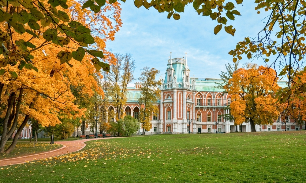 Cảnh thu vàng rực rỡ tại Cung điện Tsaritsyno, thủ đô Moscow