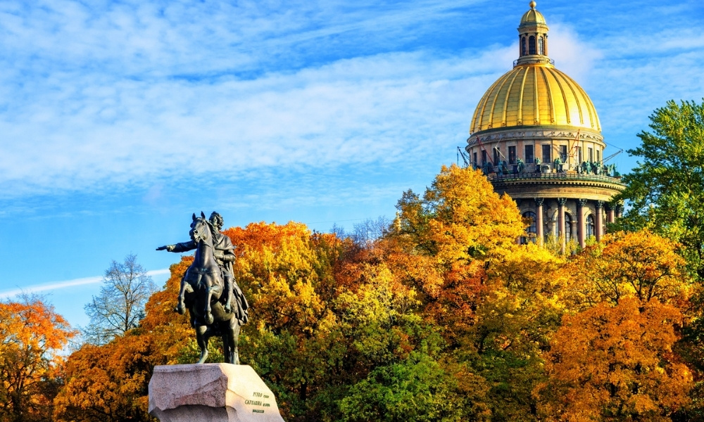 Tượng đồng Peter Đại đế và Nhà thờ Thánh Isaac giữa sắc thu rực rỡ tại thành phố Saint Petersburg.