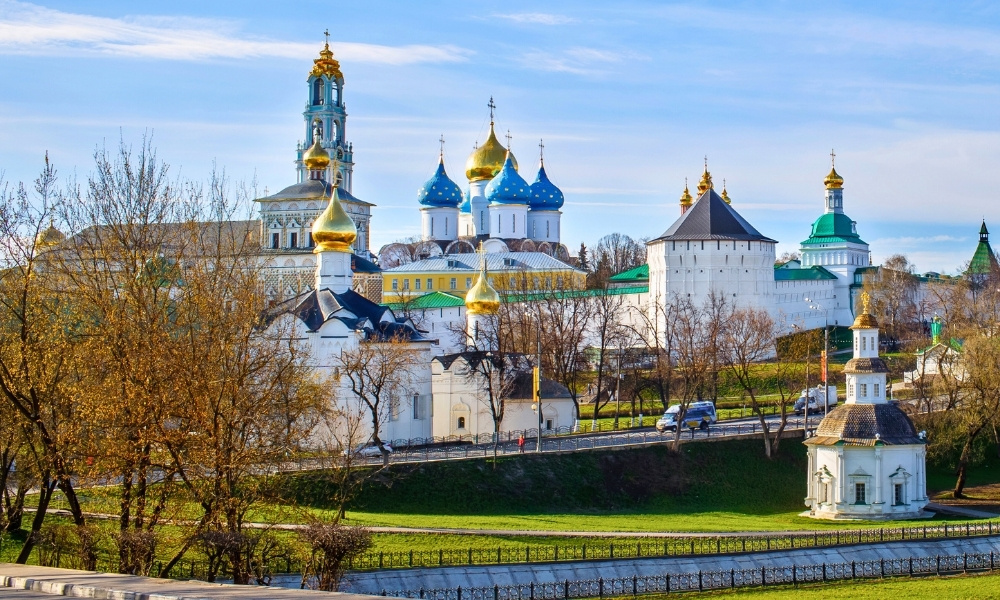 Những mái vòm rực rỡ trong ánh thu tại tu viện Trinity Lavra, Sergiev Posad