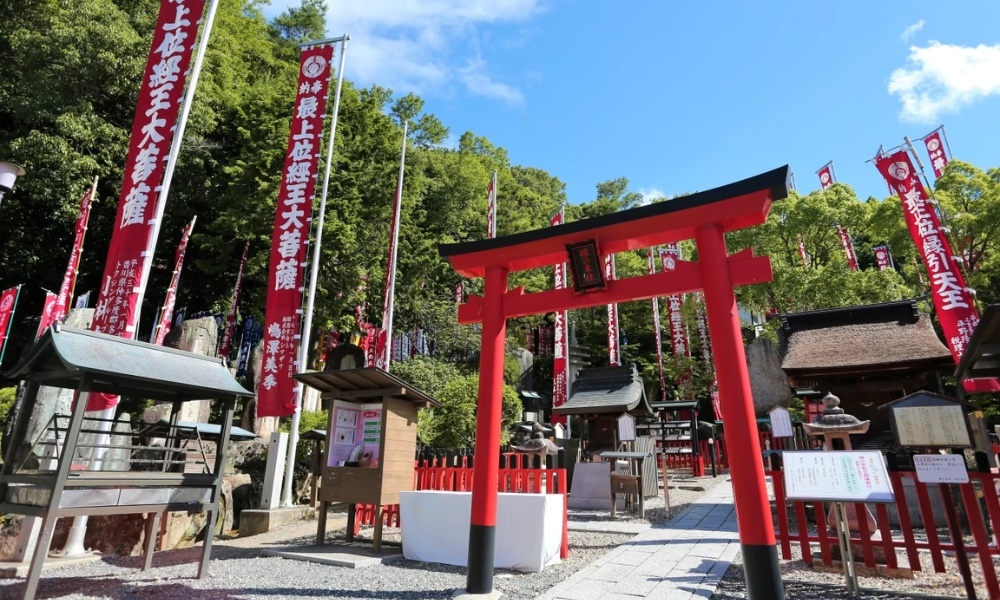 Đền Inari cổ kính với cổng torii cao 27 mét tại Okayama