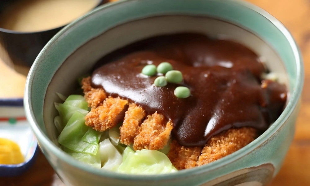 Tonkatsu giòn rụm kết hợp cùng sốt demi-glace đậm vị và cơm trắng dẻo mềm