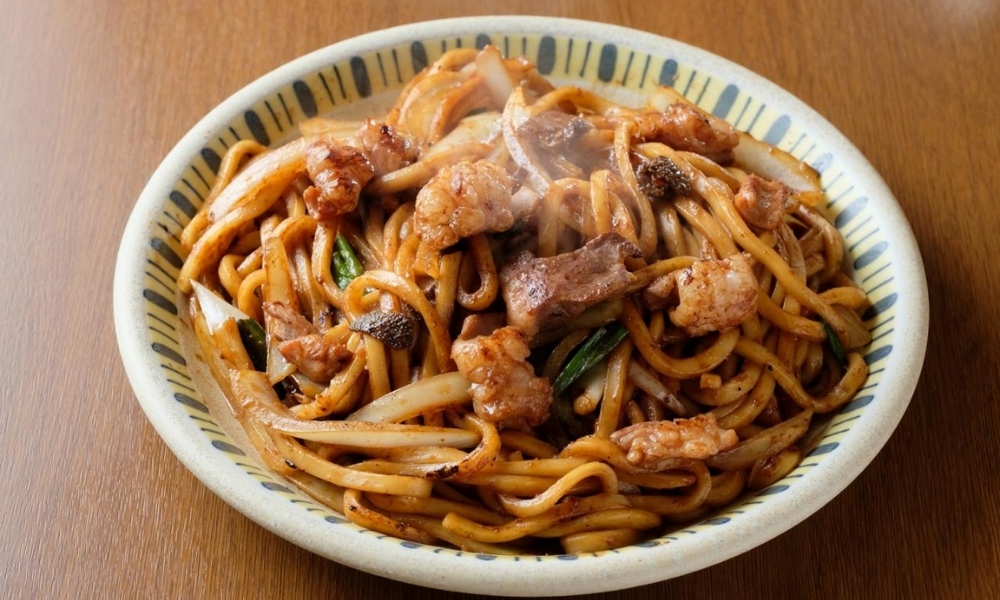 Udon xào lòng bò nóng hổi, đậm đà vị miso và tương shoyu