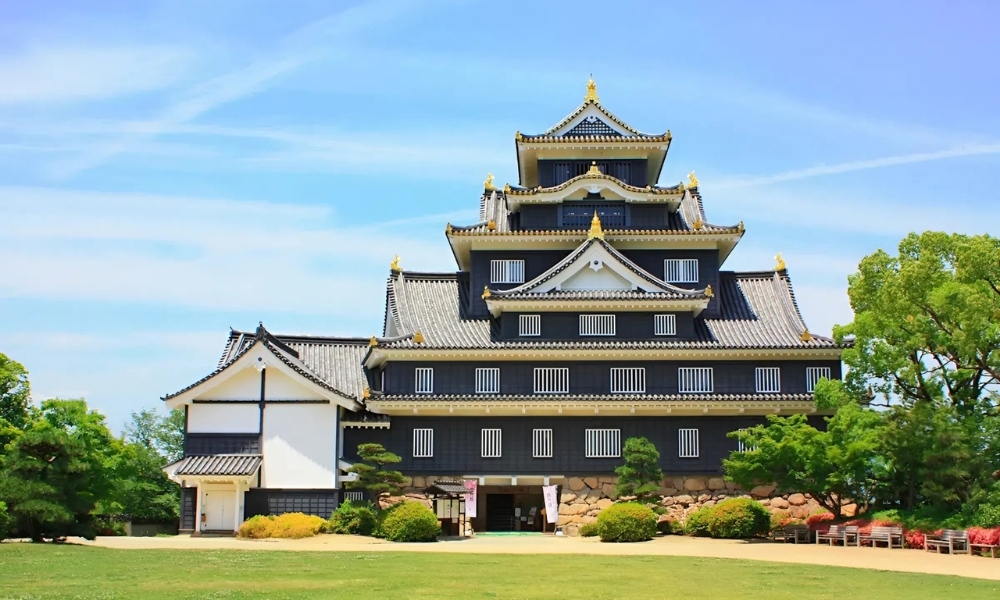 Lâu đài Okayama nổi bật với kiến trúc đen tuyền và tầm nhìn toàn cảnh thành phố từ tầng thượng