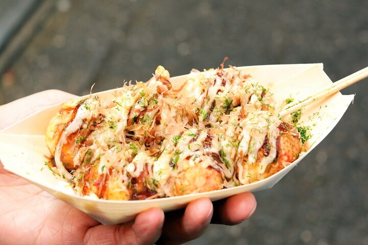 B&aacute;nh bạch tuộc Takoyaki được coi l&agrave; m&oacute;n ăn biểu tượng của Osaka