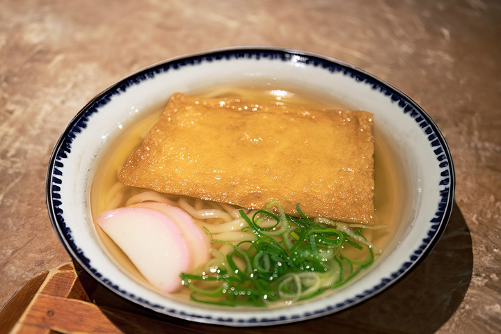 Kitsune udon ăn k&egrave;m với v&aacute;ng đậu phụ