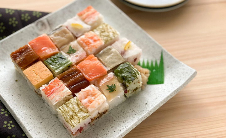 Hakozushi với nguy&ecirc;n liệu được &eacute;p v&agrave;o trong một hộp gỗ h&igrave;nh vu&ocirc;ng cắt th&agrave;nh những khối đẹp mắt