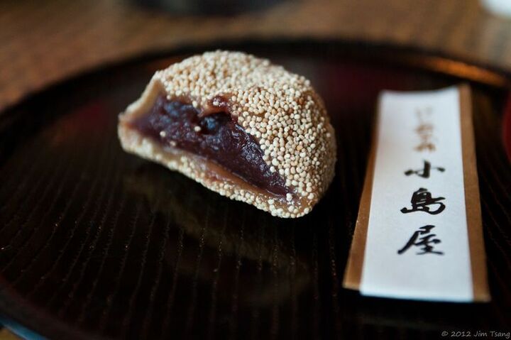 Keshi Mochi l&agrave; m&oacute;n b&aacute;nh gạo nếp dẻo nh&acirc;n đậu đỏ