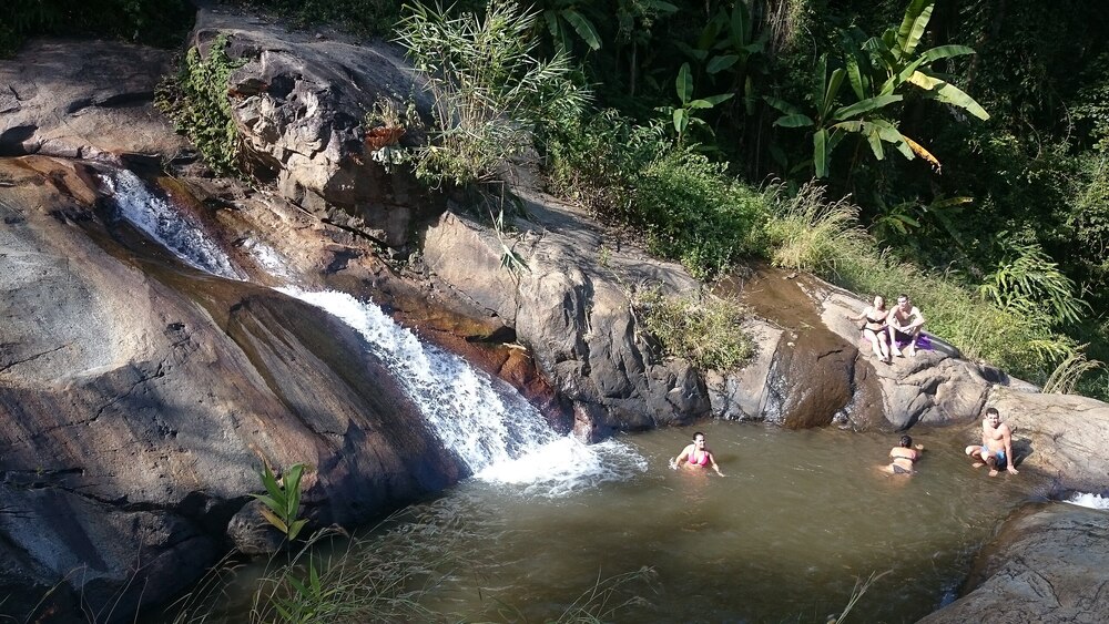 Th&aacute;c Mor Paeng &ndash; d&ograve;ng th&aacute;c 3 tầng với đ&aacute; trơn tự nhi&ecirc;n như cầu trượt giữa rừng xanh m&aacute;t mắt