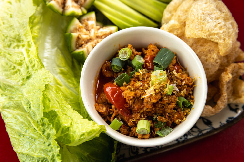 Nam Prik Ong &ndash; sốt thịt bằm c&agrave; chua cay nhẹ, ăn k&egrave;m rau luộc v&agrave; x&ocirc;i