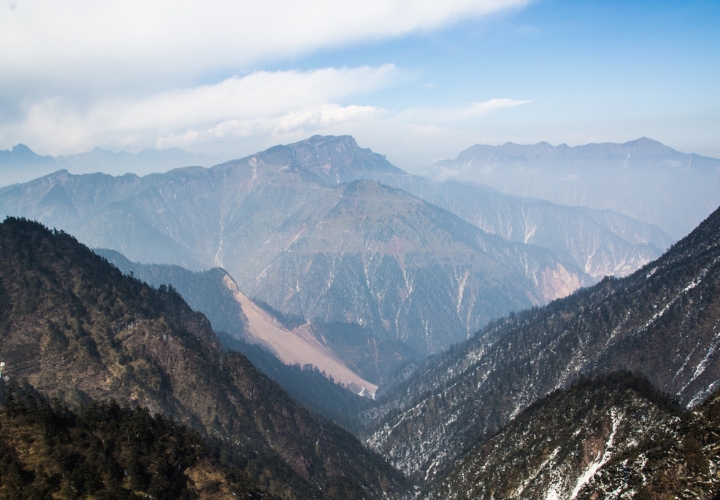 Núi Bạch Vân thuộc dãy Liên Cửu, là một trong những ngọn núi nổi tiếng nhất của thành phố Quảng Châu