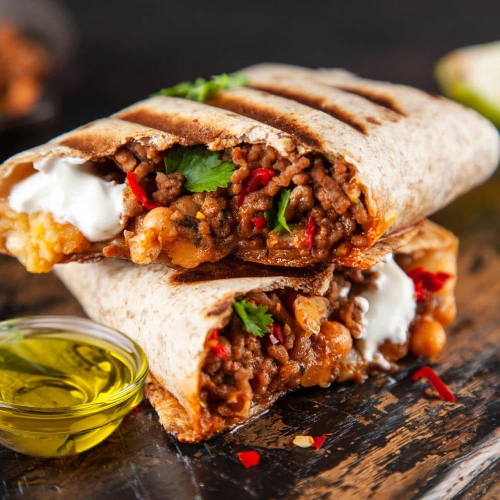 California Burrito nóng hổi với lớp vỏ mềm, nhân đầy đặn và hương vị đậm đà